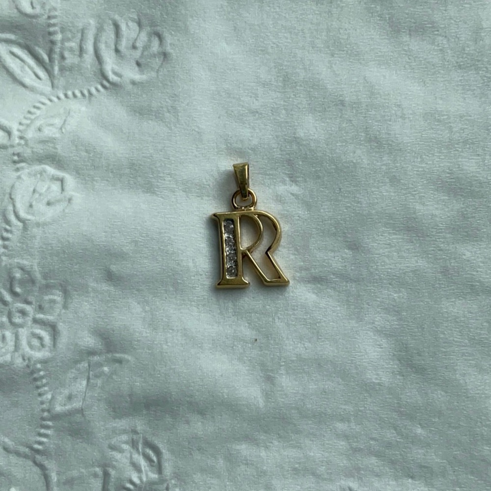 14k yellow gold pendant/charm with diamonds - letter R